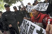 Le 9 janvier, manifestation de soutien aux journalistes d'un hebdomadaire de Canton, en greve suite a la censure d'un editorial. (C)AFP
