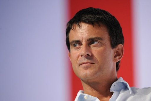 Le ministre de l'Interieur Manuel Valls a exclu vendredi de regulariser des sans-papiers sous la pression, alors que se multiplient les occupations de batiments par des etrangers en situation irreguliere qui demandent des titres de sejour.
