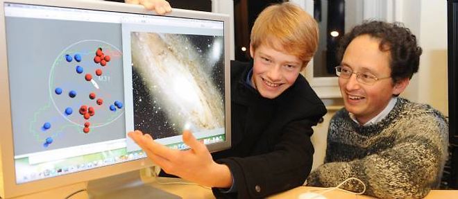 Neil, 15 ans, et son pere, Rodrigo Ibata, presentent leur decouverte sur les galaxies naines d'Andromede.