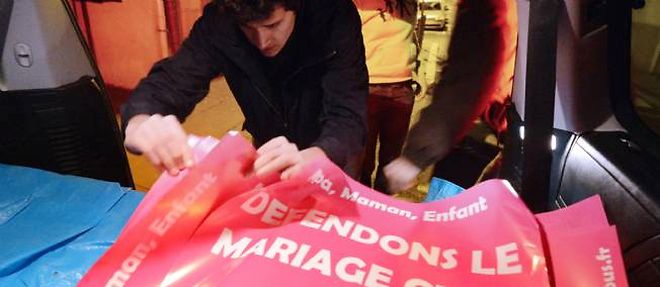 Un militant oppose au mariage pour tous prepare des affiches, vendredi a Nantes.