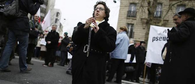 Une manifestante de Civitas, dimanche a Paris.