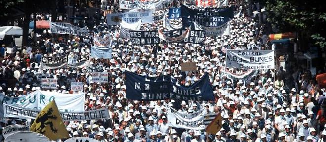 Photo des manifestations parisiennes pour la defense de l'ecole libre, en 1984.