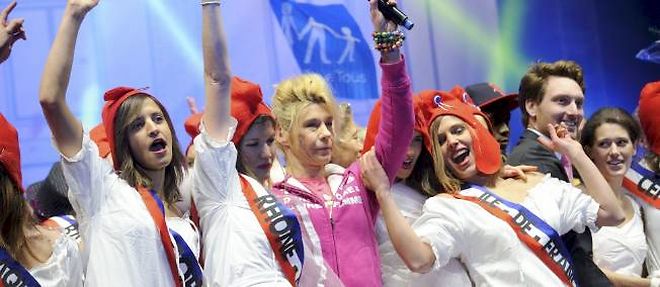 L'humoriste Frigide Barjot danse sur un gigantesque podium dresse sur le Champ-de-Mars devant des milliers de manifestants contre le mariage gay.
