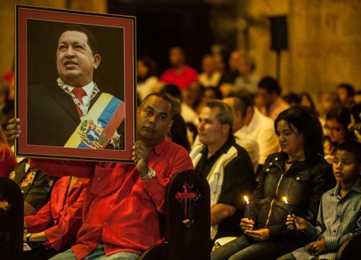 Le president, age de 58 ans, est en train de "remonter la pente. Il progresse", a declare M. Maduro aux medias publics, assurant s'etre entretenu ces derniers jours avec M. Chavez lors d'un sejour de quatre jours a La Havane.