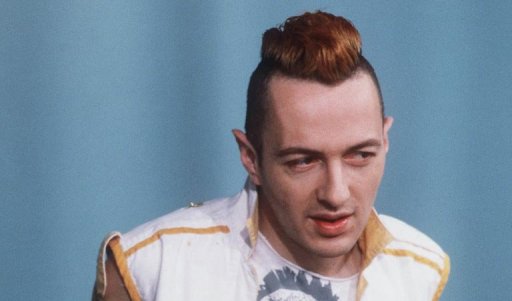 La ville de Grenade, dans le sud de l'Espagne, veut baptiser une place en l'honneur de Joe Strummer, l'ancien chanteur du groupe punk mythique The Clash, qui evoquait le passe meurtri de la belle cite dans l'une des ses plus celebres chansons.