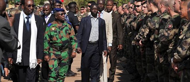 Le president malien et le general ivoirien Soumaila Bakayoko passent en revue les troupes francaises a Bamako.