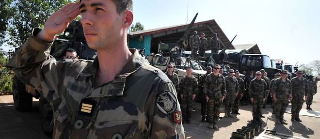 Un officier de l'armee francaise au garde-a-vous mercredi sur la base militaire de Bamako, pour accueillir le president malien.