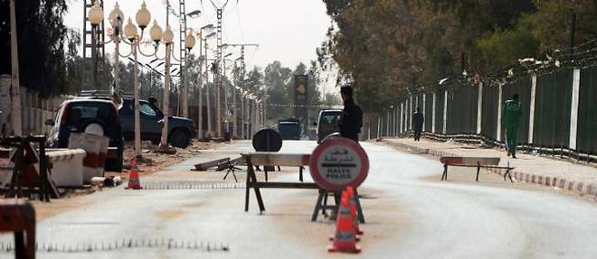 Des policiers algeriens arretent les voitures au checkpoint installe a l'entree d'In Amenas, pres de la frontiere libyenne, le 18 janvier 2013.