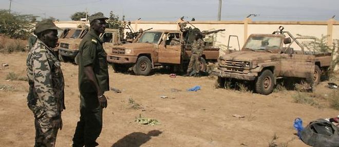 Des soldats maliens inspectent des vehicules pris aux islamistes durant la bataille de Konna, le 19 janvier.