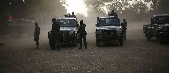 Des soldats maliens et francais arrivent a Niono, a 400 km au nord de Bamako, le 19 janvier 2013.