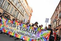 Avant que le projet de loi sur le mariage gay soit débattu à l'Assemblée Nationale, pro et anti s'affrontent dans la rue.