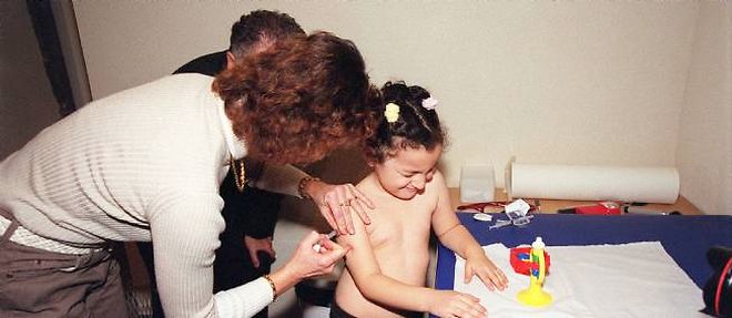 L'InVS recommande deux doses de vaccin pour toute personne agee d'au moins 12 mois et nee apres 1980.