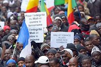 Les partisans de l'op&eacute;ration fran&ccedil;aise au Mali manifestent &agrave; Montreuil