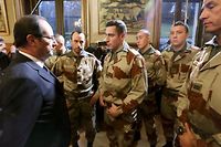 La vie quotidienne boulevers&eacute;e de Fran&ccedil;ois Hollande, chef de guerre