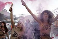 Trois militantes du Femen défilent seins nus devant le Forum économique de Davos en Suisse ©Anja Niedringhaus