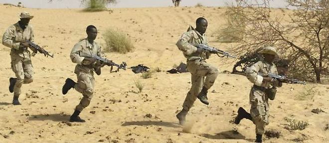 Des soldats maliens dans le desert pres de la ville de Tombouctou.