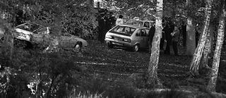 Des policiers examinent les lieux près de l'étang au bord duquel le corps du ministre du Travail Robert Boulin a été découvert, le 30 octobre 1979, en forêt de Rambouillet. ©MICHEL CLEMENT