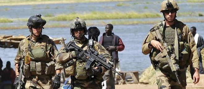 Une patrouille francaise a Gao, sur les bords du fleuve Niger.