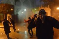 Des manifestants s'en prennent au palais presidentiel au Caire, dans la nuit de vendredi a samedi. (C)KHALED DESOUKI