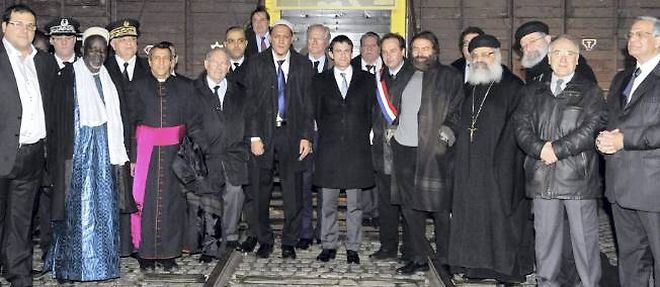 Manuel Valls entoure de l'imam Hassen Chalghoumi (a sa droite) et Marek Halter au memorial de la Shoah a Drancy lundi 4 fevrier.