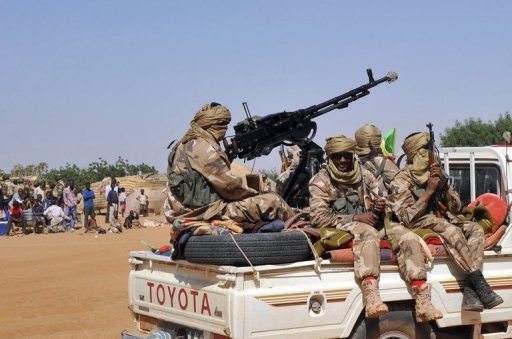 Plusieurs personnes ont ete blessees vendredi dans l'attaque a Bamako d'un camp des "Berets rouges" proches de l'ex-president Amadou Toumani Toure renverse en mars 2012, attaque menee par des soldats des autres corps de l'armee malienne, a appris l'AFP de source militaire et aupres de temoins.