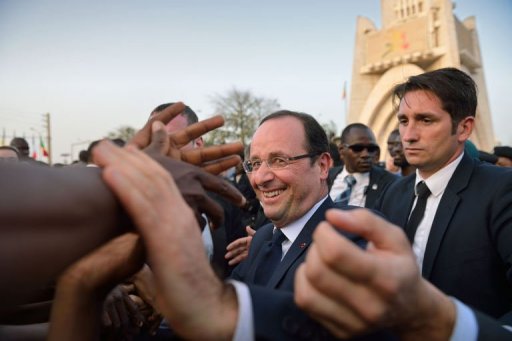 Dopee par "l'effet Mali", la cote de popularite de Francois Hollande, qui avait sombre dans les profondeurs, connait une embellie significative, mais pour les sondeurs comme pour l'Elysee, tout reste a faire: le president est attendu sur un autre terrain, celui du chomage.
