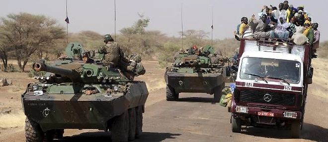 Des vehicules blindes francais circulent dans la region malienne de Gao, le 7 fevrier.