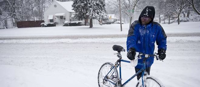 Un cycliste du Michigan, l'un des premiers Etats touches par la neige, le 8 fevrier 2013.