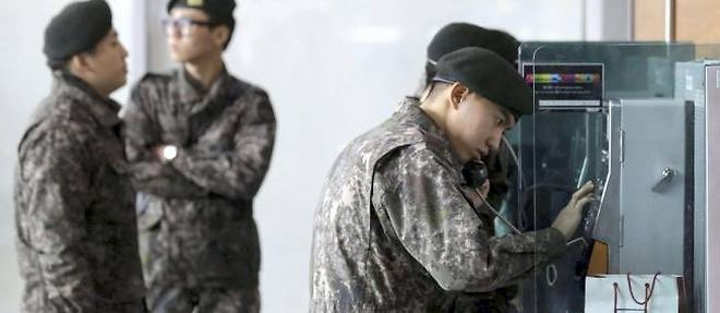 Des soldats sud-coreens apprennent, mardi, que Pyongyang a mene un nouvel essai nucleaire.