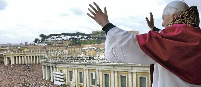 Le pape Benoit XVI apres son election, le 19 avril 2005.