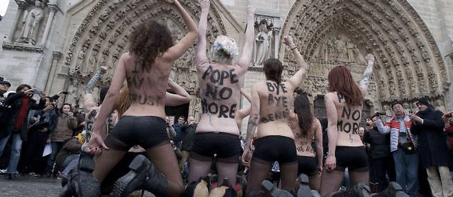 Les Femen manifestent devant la cathedrale Notre-Dame de Paris.