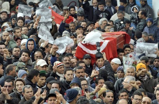 Le Premier ministre, qui ne parvenait pas depuis des mois a negocier un remaniement du gouvernement avec les deux partis laics de la coalition, a pris l'initiative d'un cabinet de technocrates apres l'assassinat de Chokri Belaid le 6 fevrier, qui a plonge la Tunisie dans une nouvelle vague de violences.