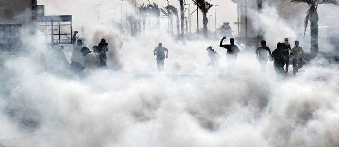 Des manifestants bahreinis submerges de gaz lacrymogene tire par les forces de securite du royaume, lors d'un rassemblement dans un village chiite, pres de Manama, le 23 avril 2012.