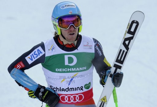 L'Americain Ted Ligety, tenant du titre, a survole la 1re manche du slalom geant des Mondiaux de ski alpin, releguant le Norvegien Aksel Lund Svindal a 1 sec 30 et l'Autrichien Marcel Hirscher a 1 sec 31, vendredi matin a Schladming (Autriche).