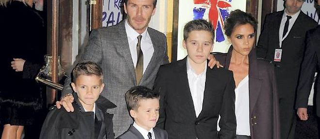 Les familles aisees anglaises ne toucheront plus leurs 20 livres par semaine par enfant (Ici les Beckham et leurs trois fils).