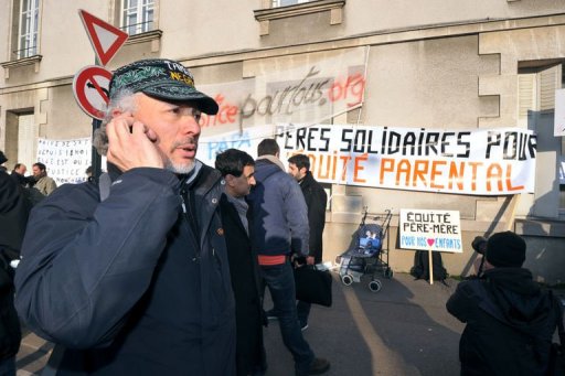Quelque 80 militants de la cause des peres manifestaient mercredi a Nantes dans le cadre d'une "journee d'action nationale", deux jours apres une action tres mediatisee de l'un d'entre eux, Serge Charnay, dans une grue de la ville.