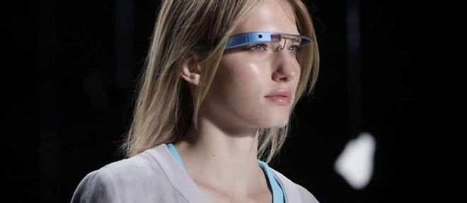 Un mannequin porte les "Google Glass" lors du defile de la creatrice de mode Diane von Furstenberg, le 9 septembre 2012.