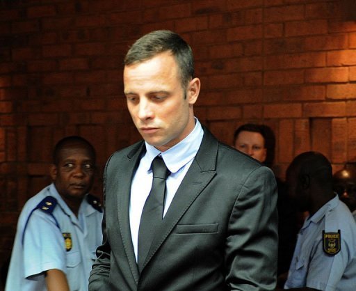 Hilton Botha, l'enqueteur principal dans l'affaire Oscar Pistorius, a ete dessaisi de l'enquete jeudi, apres la revelation qu'il etait lui-meme poursuivi pour sept tentatives de meurtre, affirme l'agence radio EWN, citant le parquet.