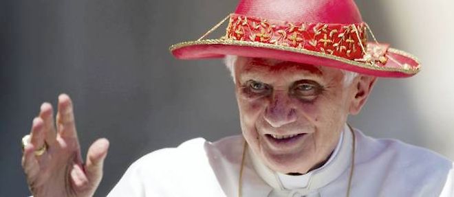 Benoit XVI, coiffe d'un chapeau rouge, le 22 juin 2011 a Rome.