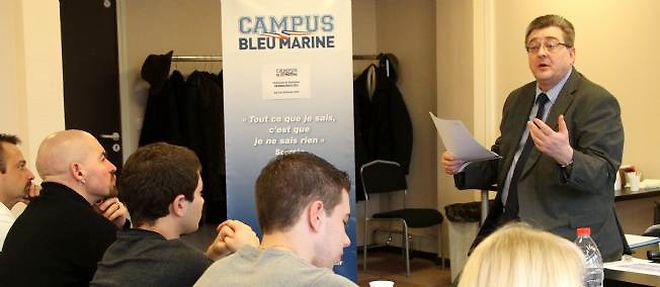 Michel Guiniot dispense un cours aux "eleves" et futurs candidats du FN aux municipales de 2014.