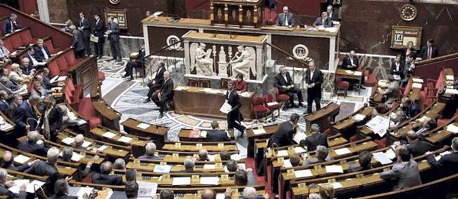 Pour Manuel Valls, l'application en 2014 du non-cumul des mandats provoquerait une "mini-dissolution" de l'Assemblee nationale dangereuse pour le PS.