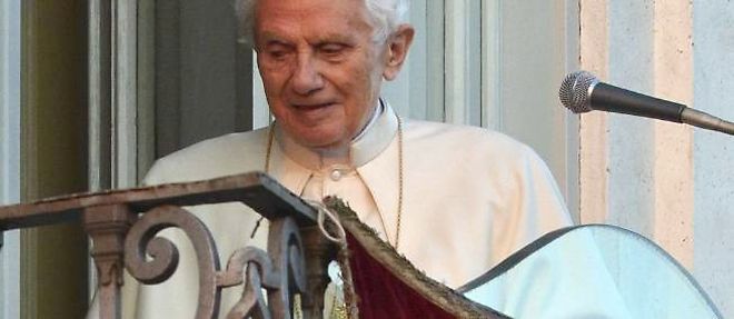 Benoit XVI a fait sa derniere apparition en tant que pape au balcon de Castel Gandolfo.