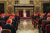 Benoît XVI faisant ses adieux aux cardinaux de la curie, jeudi matin.