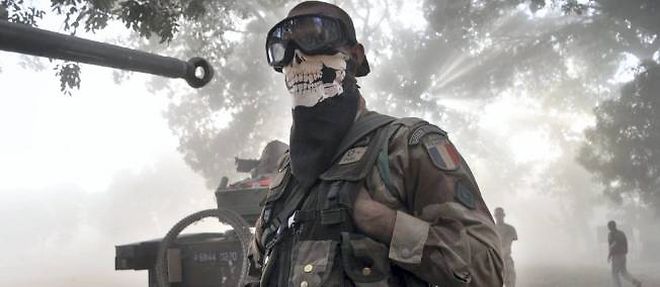Le soldat pris en photo qui a masque son visage d'un foulard a tete de mort a rendu l'armee encore plus mefiante vis-a-vis de la presse.