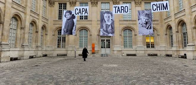 Les portraits de Capa, Taro et Chim, dans la cour du musee d'Art et d'Histoire du judaisme.