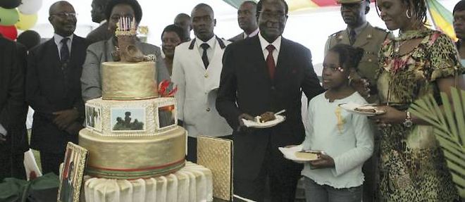 Robert Mugabe et sa famille devant le gateau d'anniversaire.