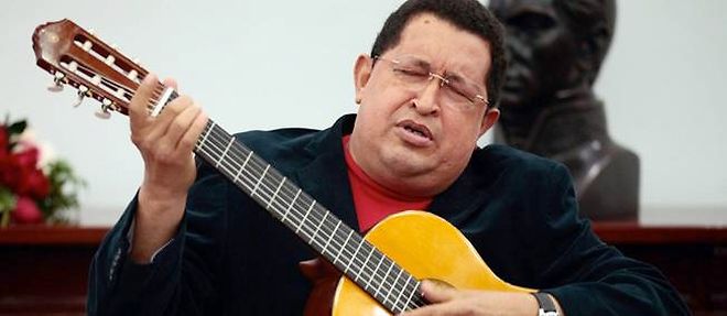 Hugo Chavez joue de la guitare lors d'une reunion avec les ministres au palais presidentiel de Miraflores, a Caracas, en septembre 2012.