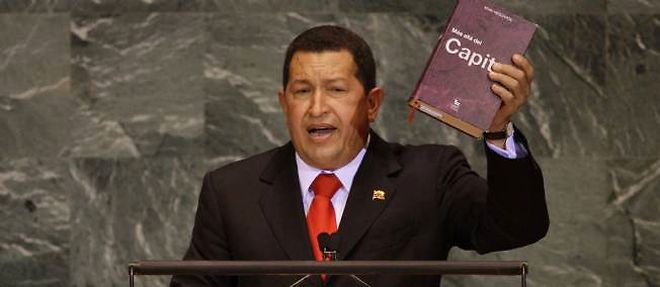 Le president venezuelien Hugo Chavez brandissant une copie du livre "Au-dela du capital", d'Istvan Meszaros, en s'adressant a l'Assemblee generale de l'ONU en 2009.