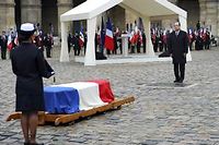 Francois Hollande rend hommage a Stephane Hessel lors d'une ceremonie aux Invalides. (C)Zacharie Scheurer