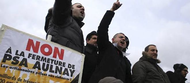 Les salaries de PSA Aulnay protestent contre la fermeture programmee de leur usine.